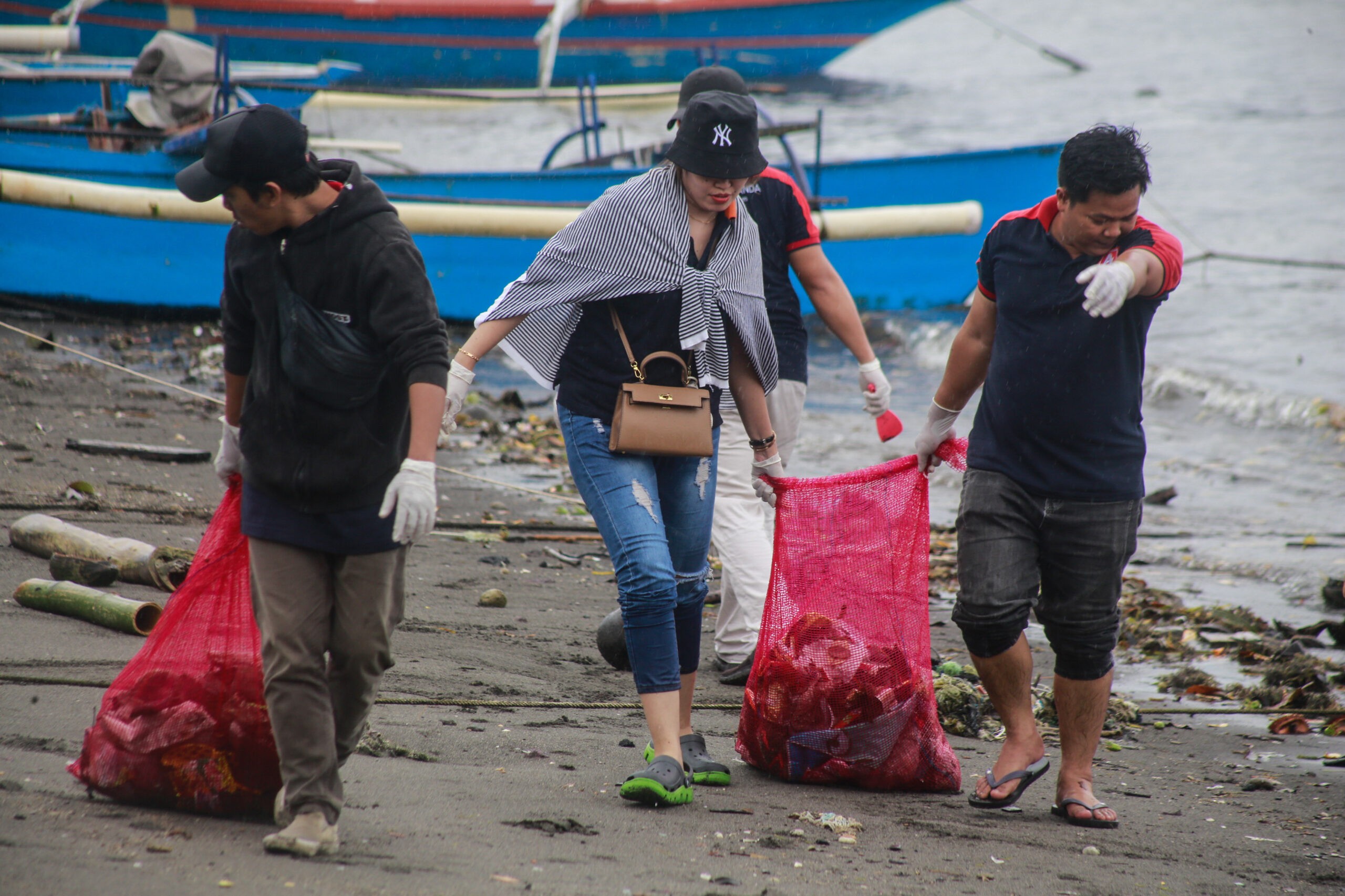 Peringati HPSN 2024, Alfamidi Kolaborasi AJI Manado Bersih-bersih Sampah di Pesisir Pantai