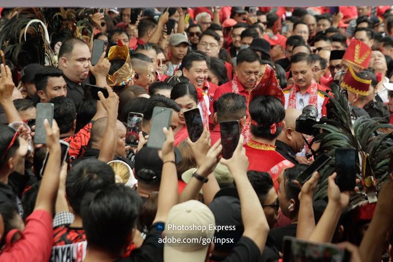 Pendukung setia saat mengarak Bapaslon SK -ADT mendaftar di KPU Sulut, Kamis (29/8/2024). (Foto: manadosiana.net)