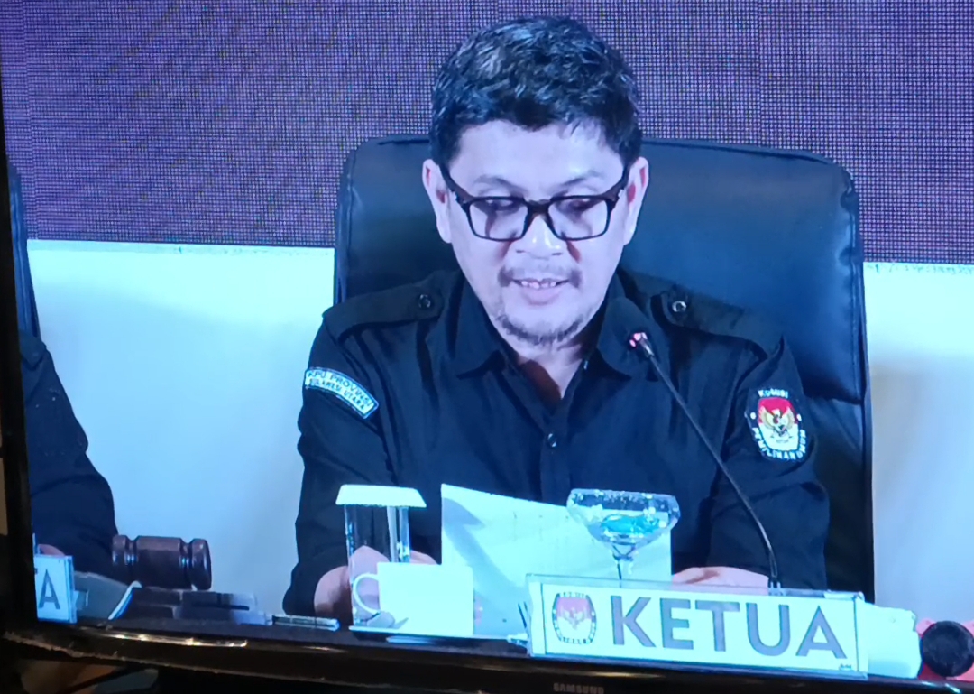 Ketua KPU Sulut, Kenly Poluan saat membacakan SK penetapan pasangan terpilih Gubernur dan wakil gubernur Sulut pada pilkada 2024.