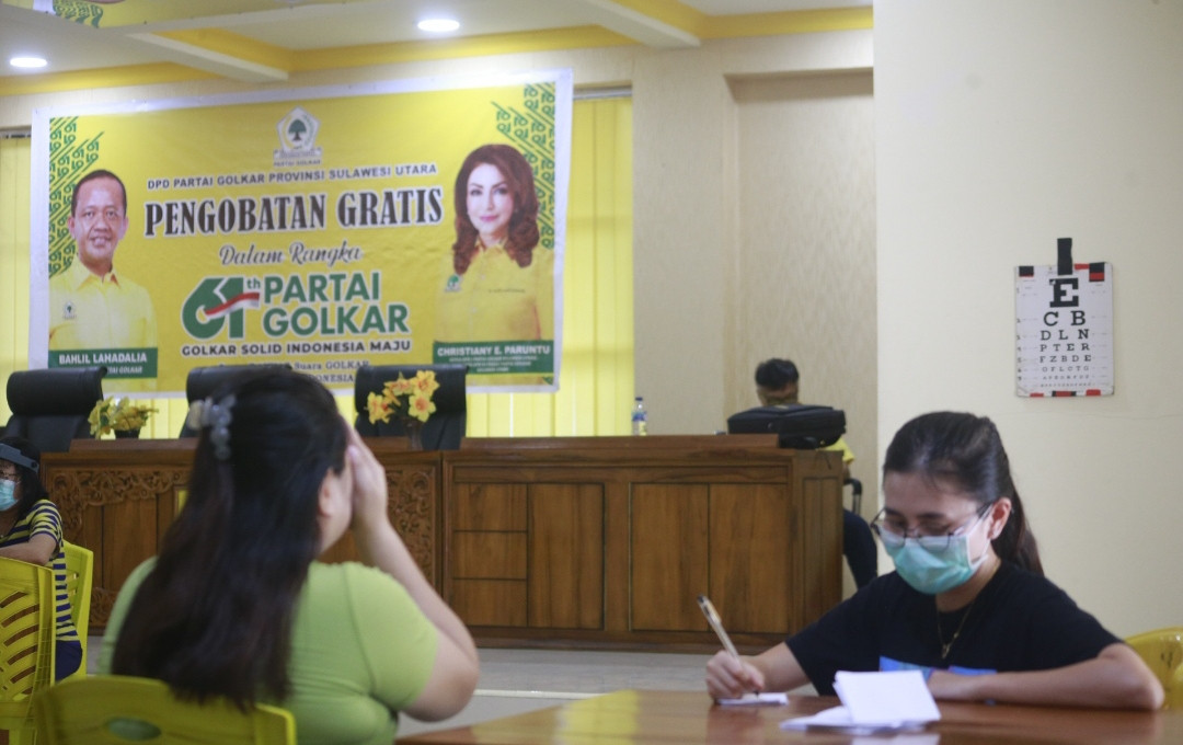 DPD Golkar Sulut menggelar pengobatan dan pemeriksaan mata gratis. Kegiatan ini dalam rangka memperingati HUT ke-61 Partai Golkar.(Foto: manadosiana.net)