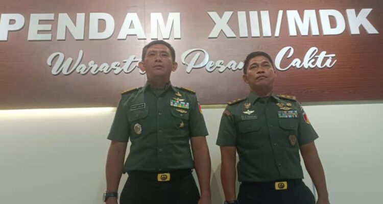 Kolonel Inf Daniel Lalawi SIP dan Mayor Ckm Efer Viktor Ransun. (manadosiana,net)