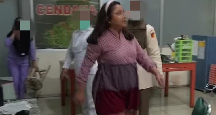 potongan gambar video seorang pengunjung yang mengamuk di RS tingkat II RW Mongisidi Manado